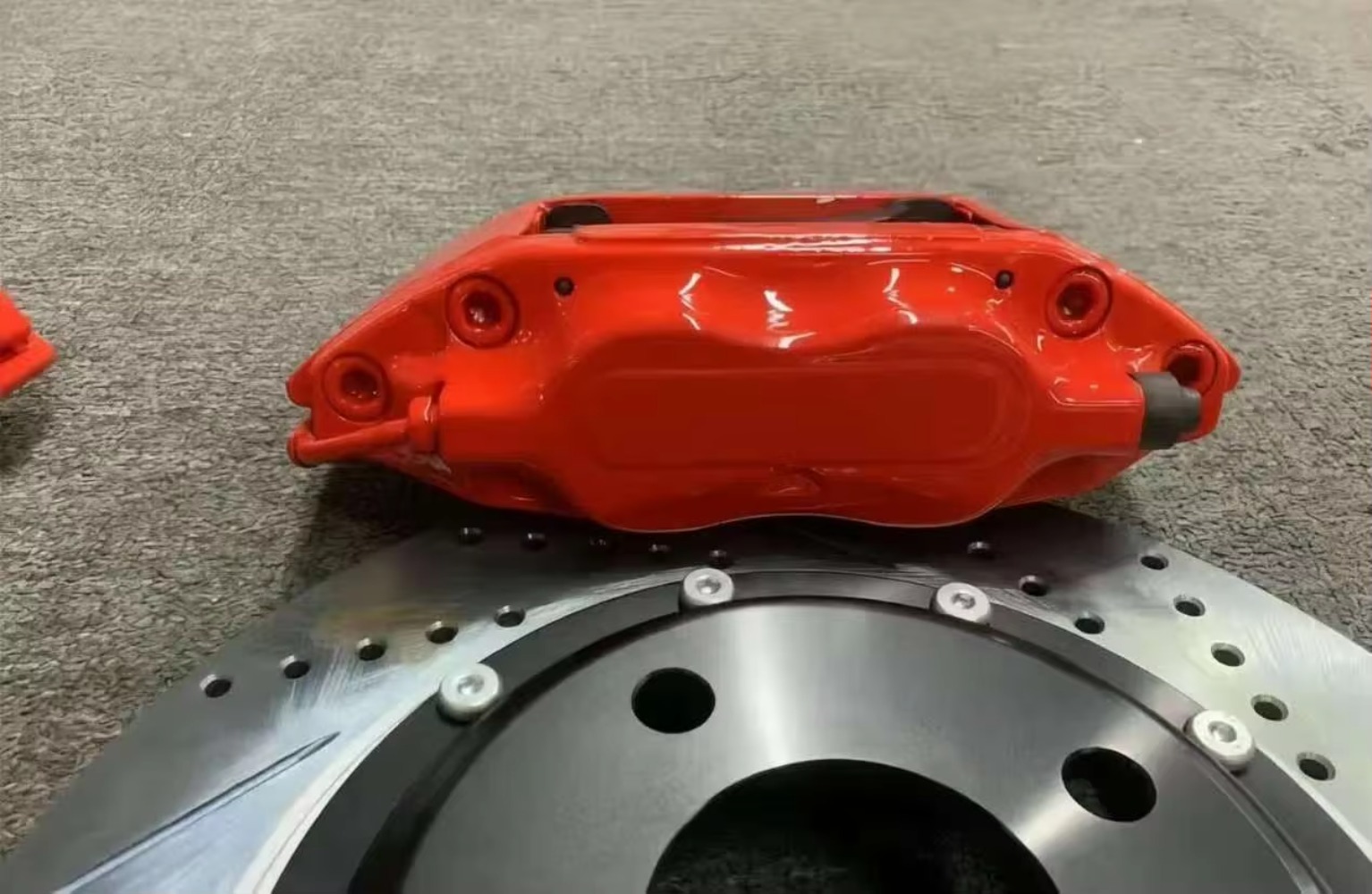 Nowe, wysokowydajne aluminiowe – Forged Front Brake Caliper 4 Piston recenzja i cena